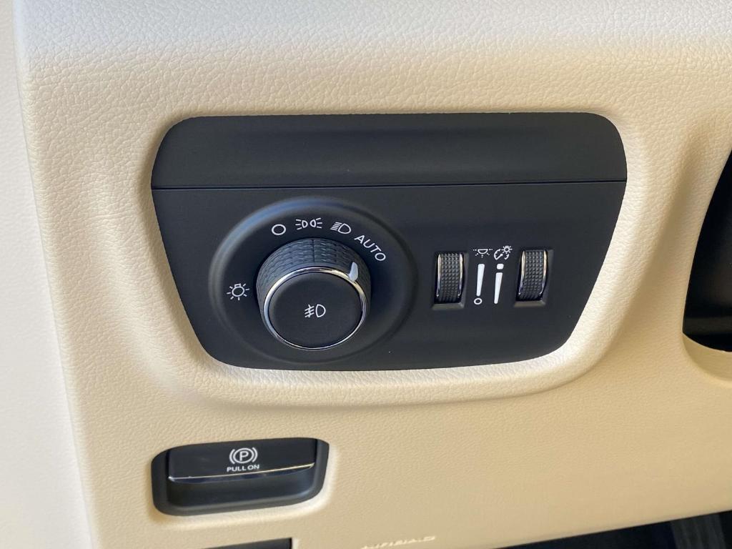 new 2025 Jeep Grand Cherokee car, priced at $49,977
