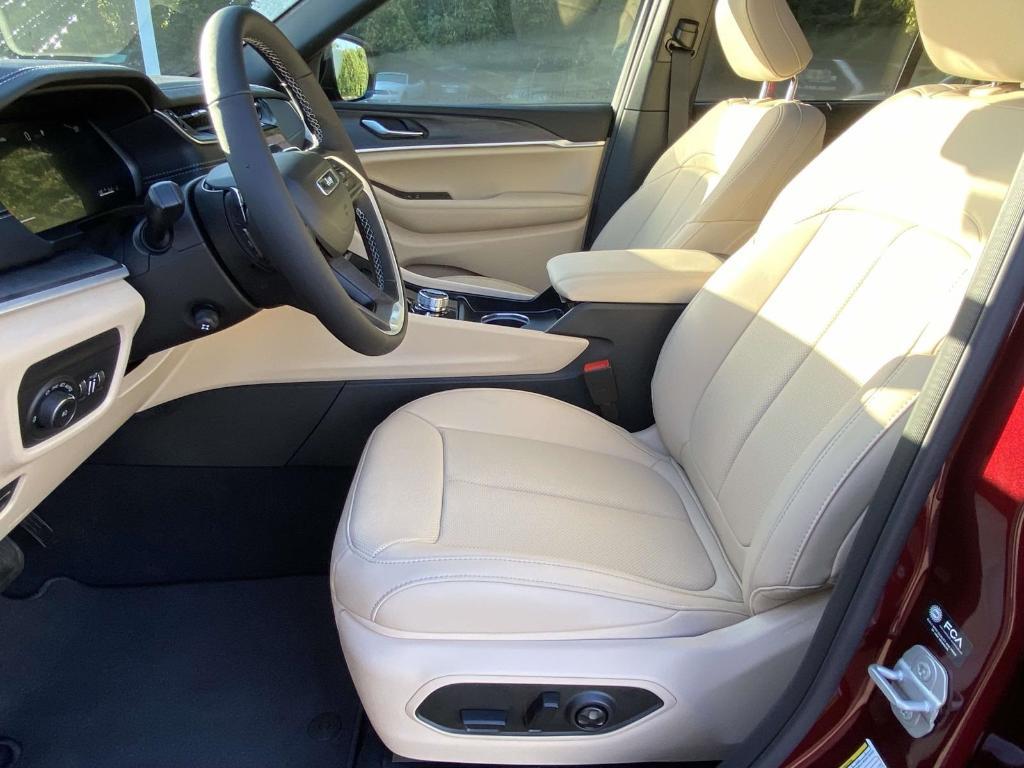new 2025 Jeep Grand Cherokee car, priced at $49,977