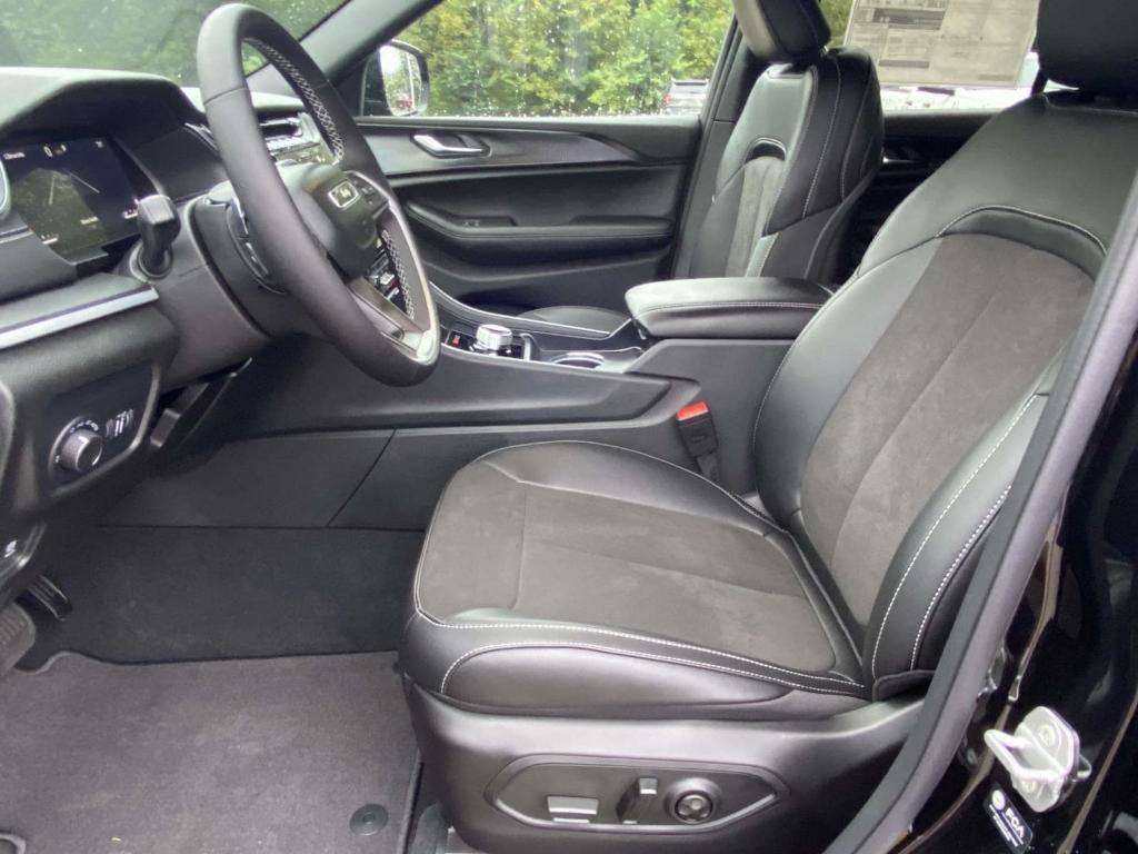 new 2025 Jeep Grand Cherokee car, priced at $44,652
