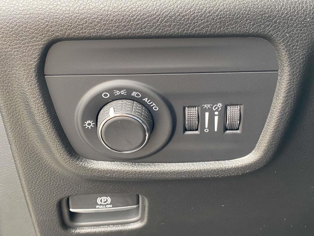 new 2025 Jeep Grand Cherokee car, priced at $38,125