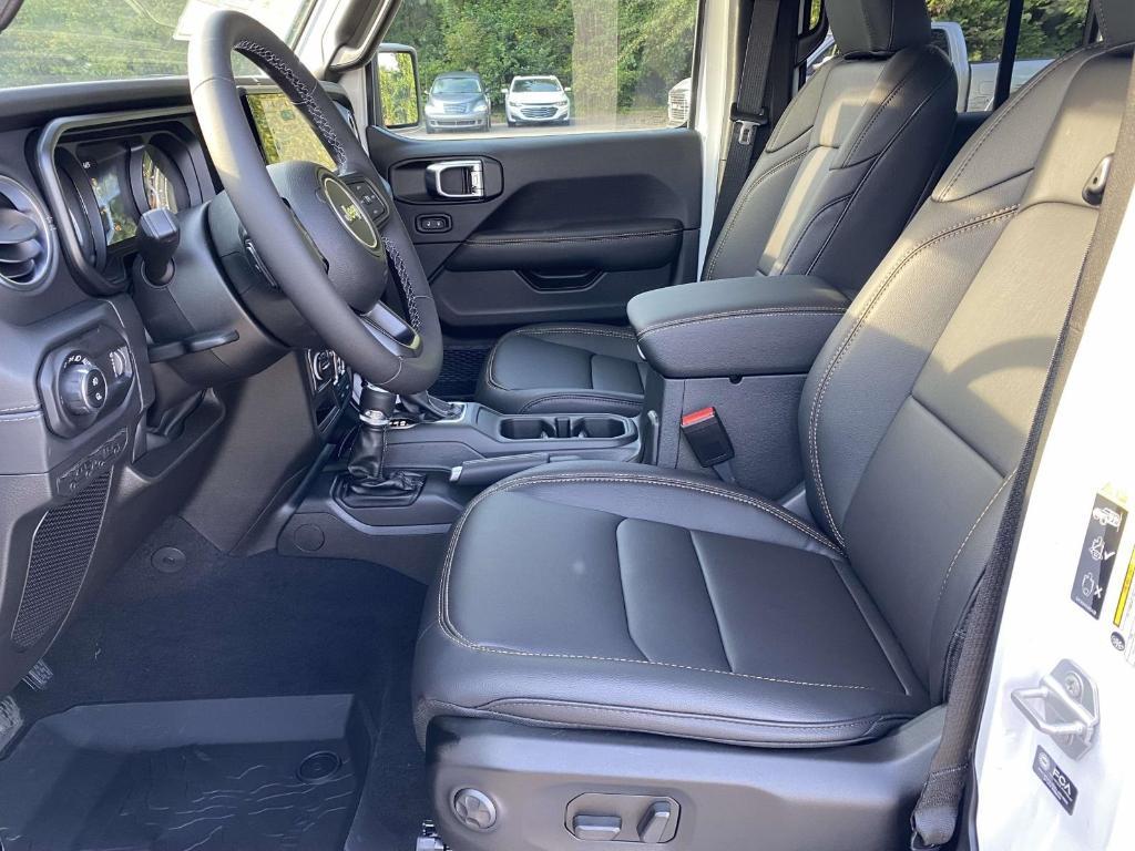 new 2025 Jeep Gladiator car, priced at $46,860