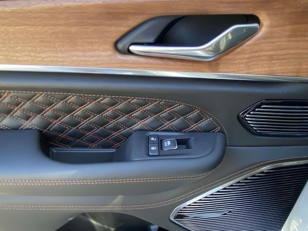 new 2025 Jeep Grand Cherokee car, priced at $65,715