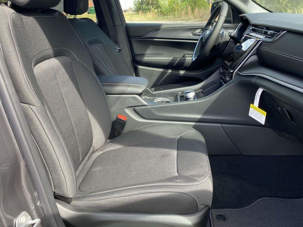 new 2025 Jeep Grand Cherokee car, priced at $42,165