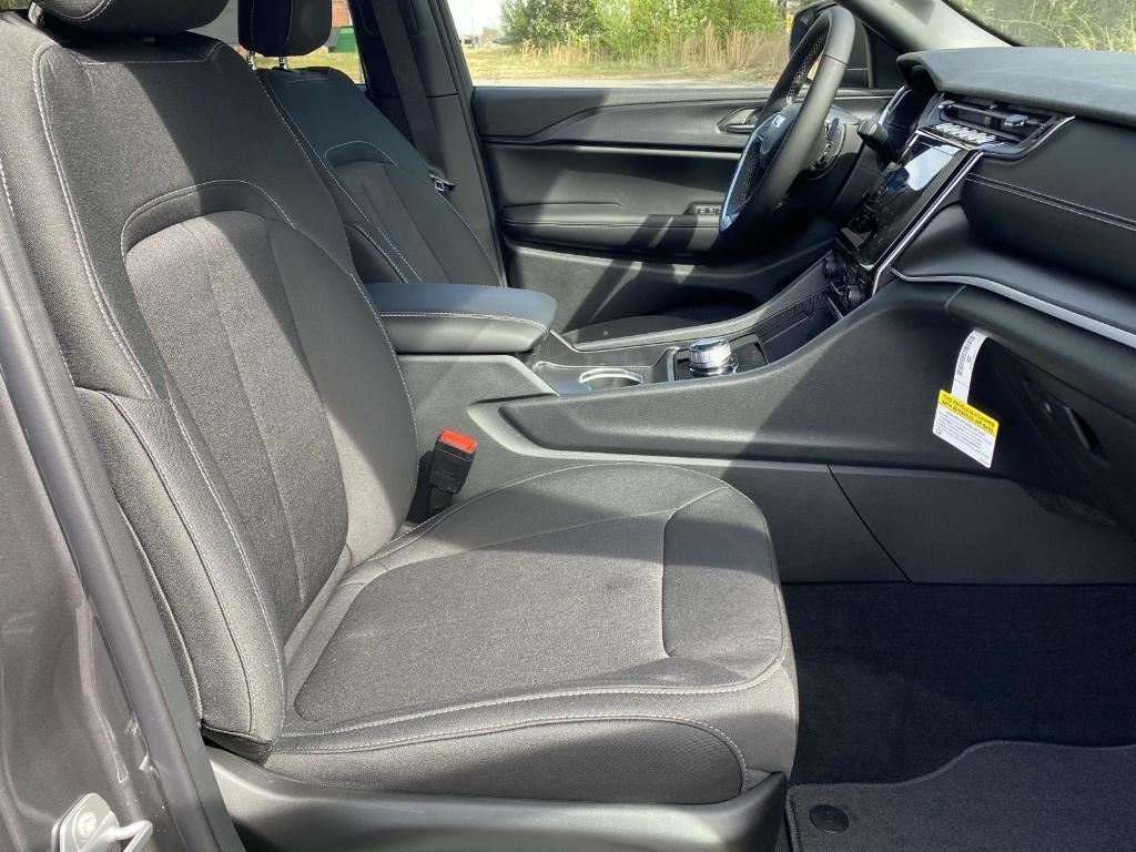 new 2025 Jeep Grand Cherokee car, priced at $40,098