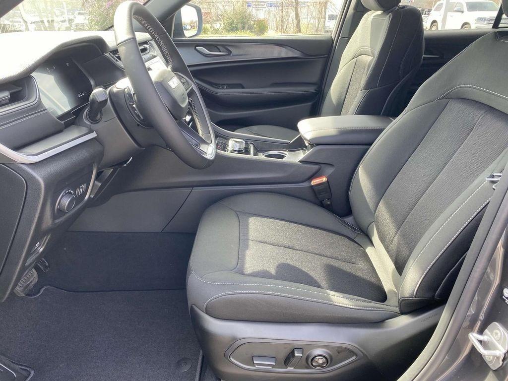 new 2025 Jeep Grand Cherokee car, priced at $42,165