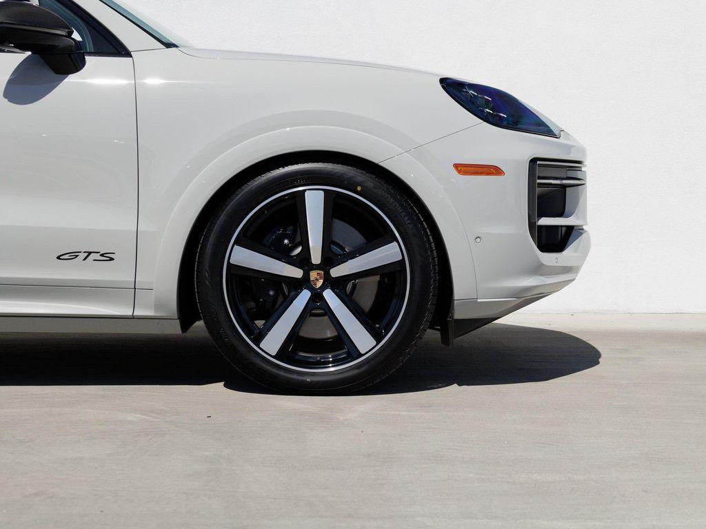 new 2025 Porsche Cayenne car, priced at $165,385