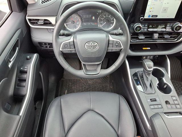 used 2024 Toyota Highlander car, priced at $43,918