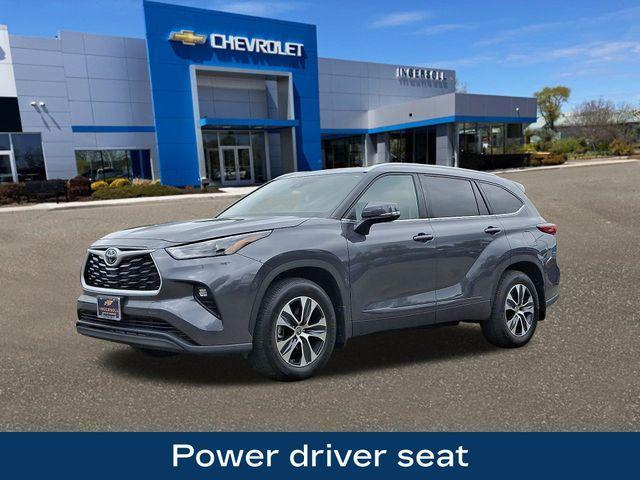 used 2022 Toyota Highlander car, priced at $38,315