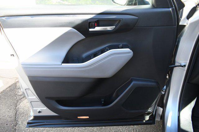 used 2021 Toyota Highlander Hybrid car, priced at $33,999