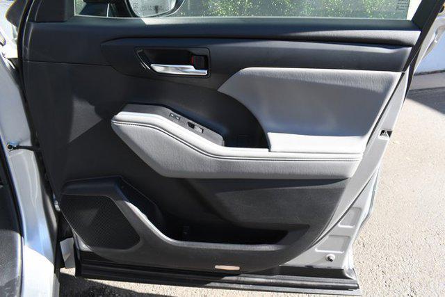 used 2021 Toyota Highlander Hybrid car, priced at $33,999