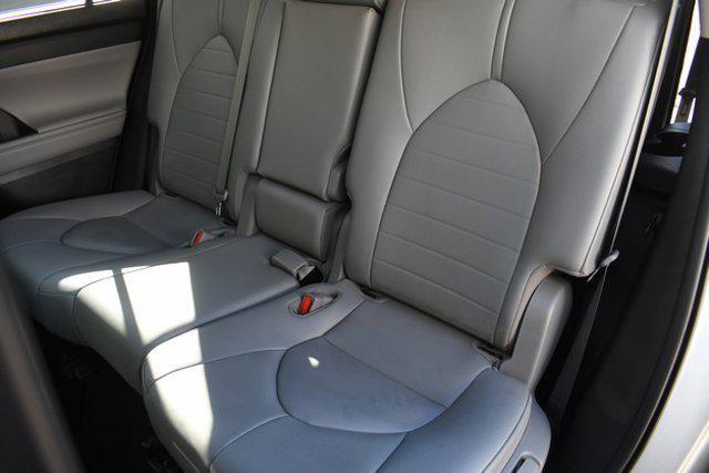 used 2021 Toyota Highlander Hybrid car, priced at $33,999