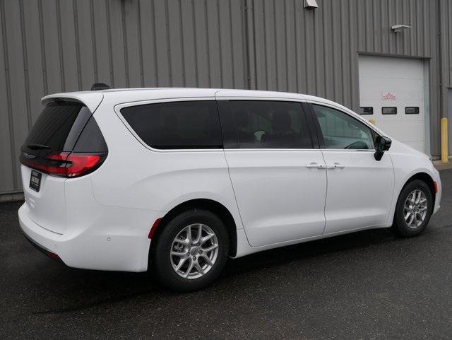 new 2024 Chrysler Pacifica car, priced at $45,694