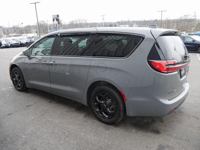 used 2022 Chrysler Pacifica Hybrid car, priced at $31,000