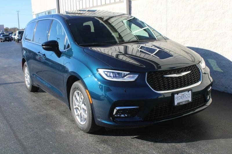 new 2025 Chrysler Pacifica car, priced at $40,995