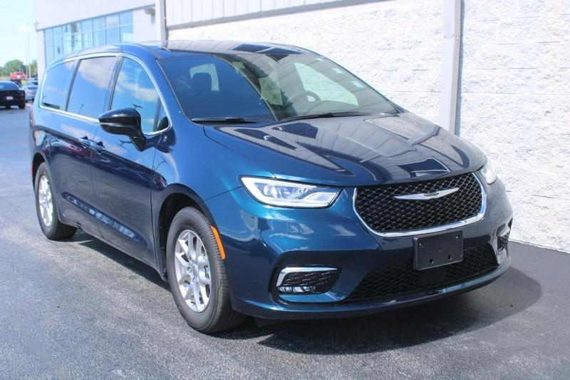 used 2025 Chrysler Pacifica car, priced at $37,548