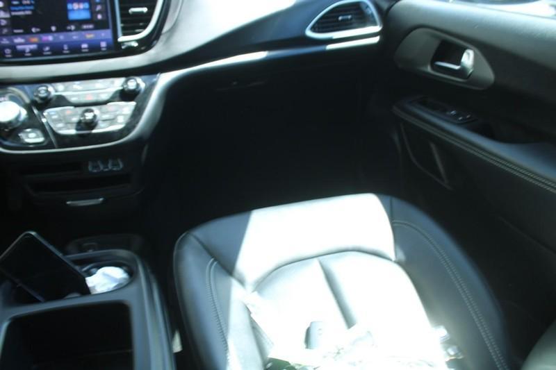 used 2025 Chrysler Pacifica car, priced at $37,548