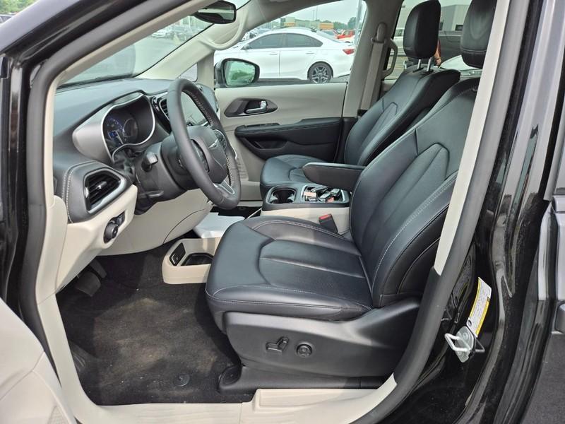 used 2024 Chrysler Pacifica car, priced at $41,498