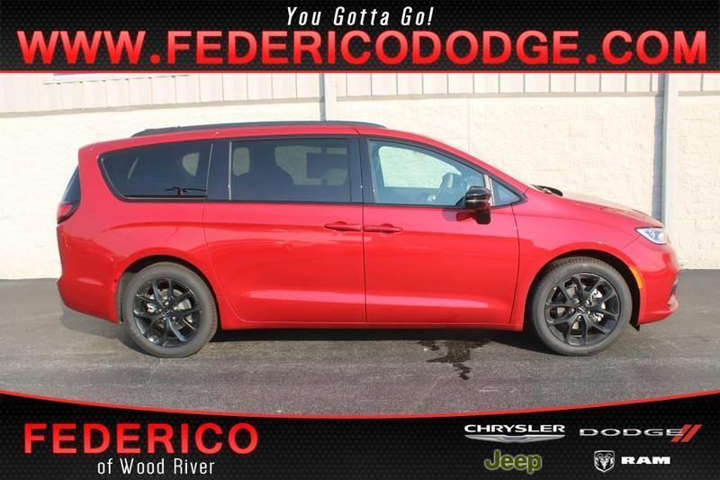 new 2024 Chrysler Pacifica car, priced at $42,220