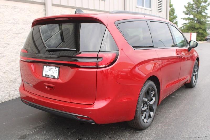 new 2024 Chrysler Pacifica car, priced at $40,595