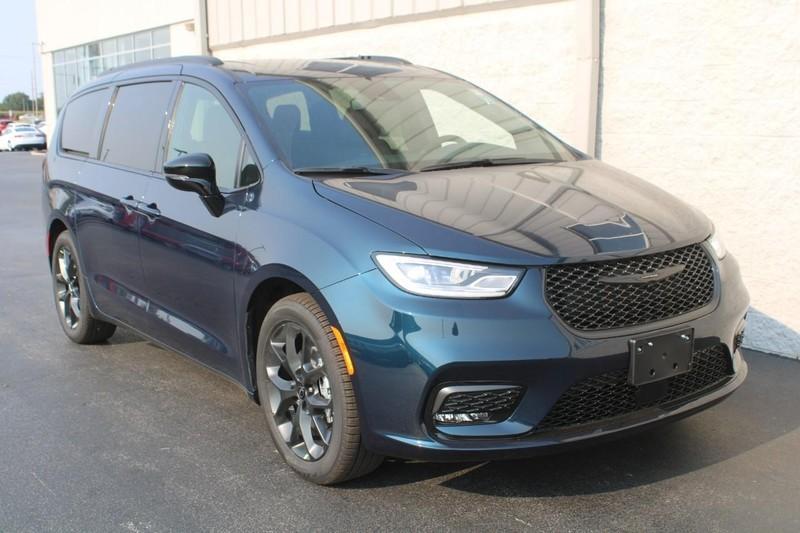 new 2024 Chrysler Pacifica car, priced at $40,595