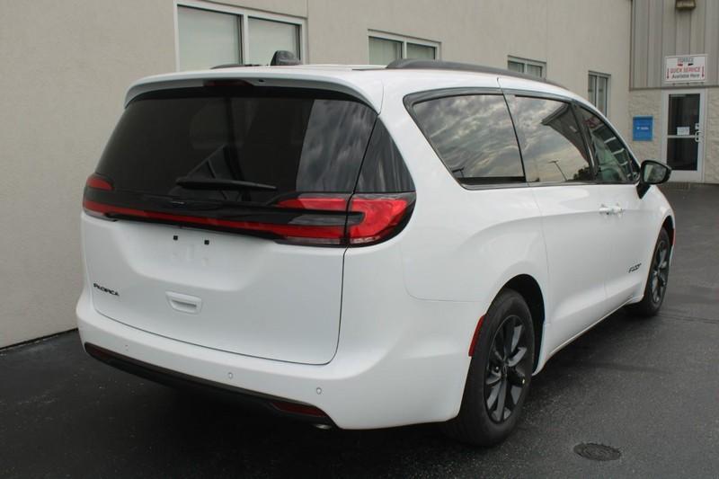 new 2025 Chrysler Pacifica car, priced at $42,677