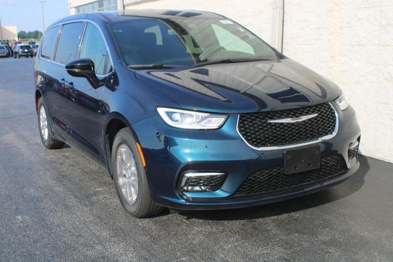 new 2025 Chrysler Pacifica car, priced at $41,247