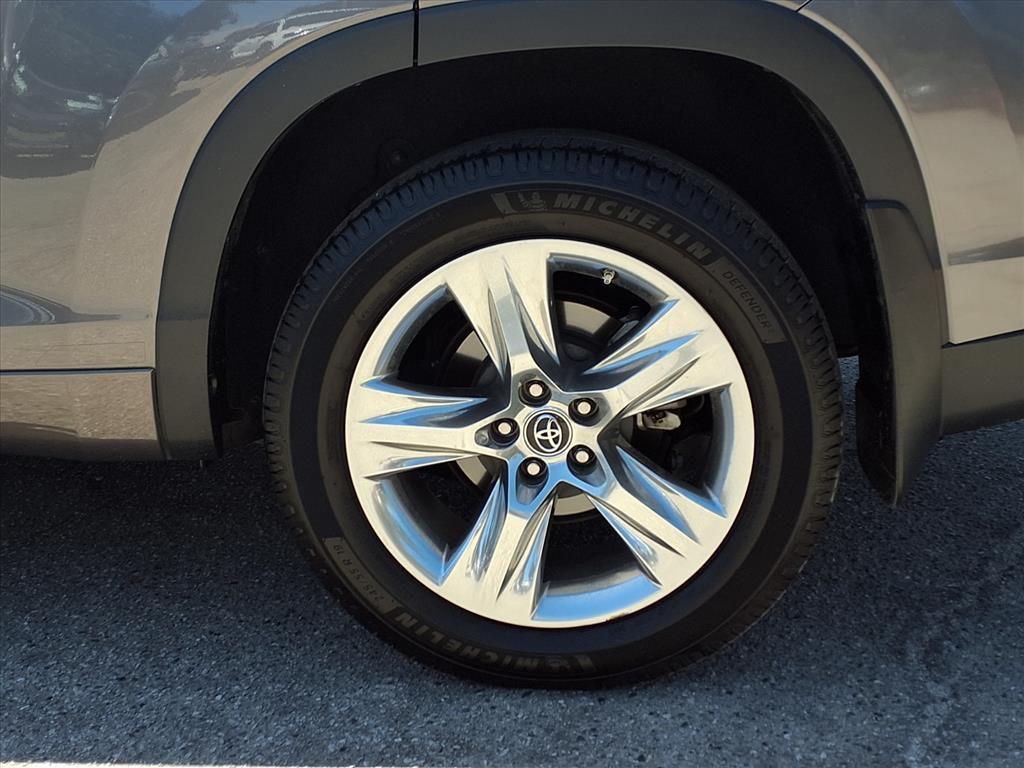used 2019 Toyota Highlander Hybrid car, priced at $25,994
