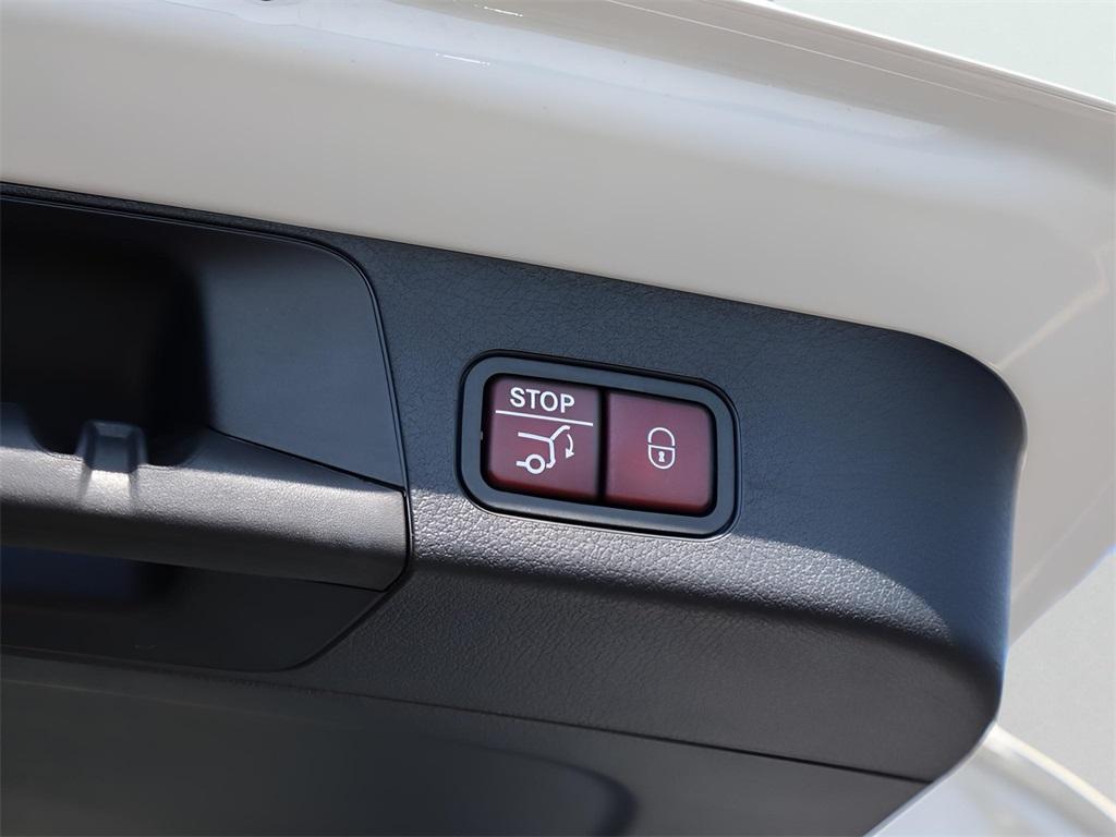 new 2025 Mercedes-Benz GLB 250 car, priced at $49,595