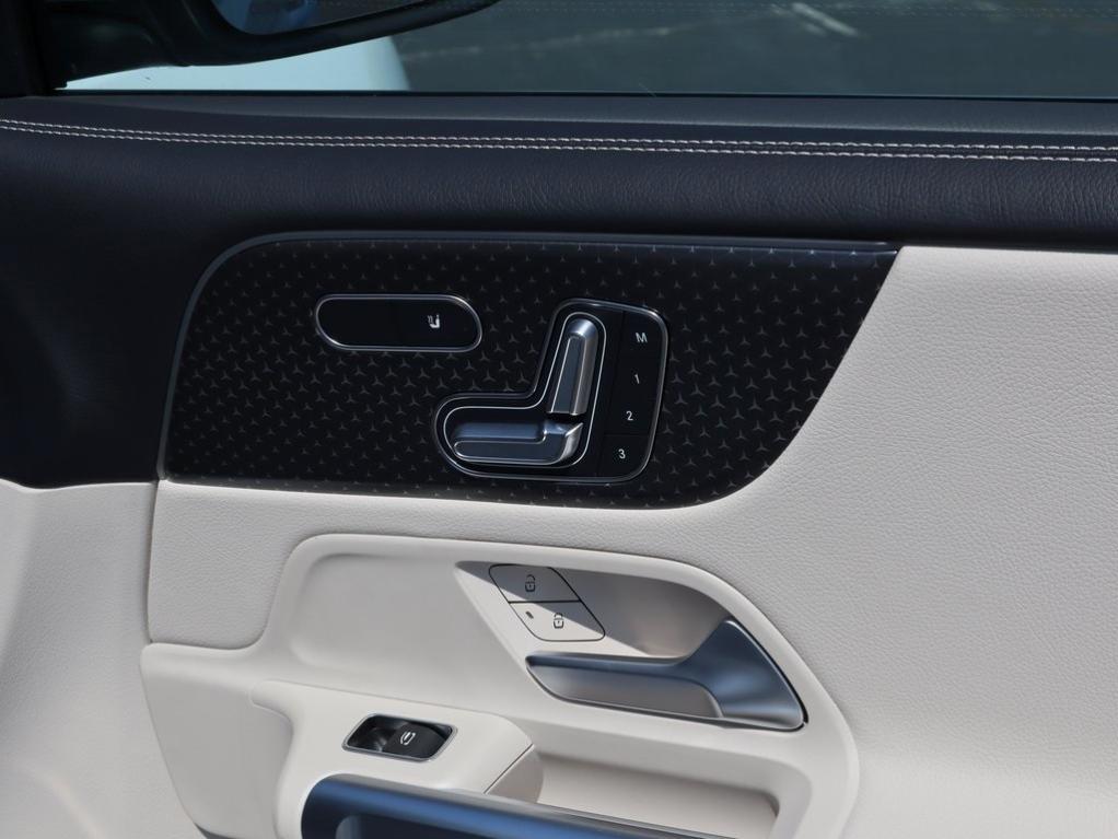 new 2025 Mercedes-Benz GLB 250 car, priced at $49,595