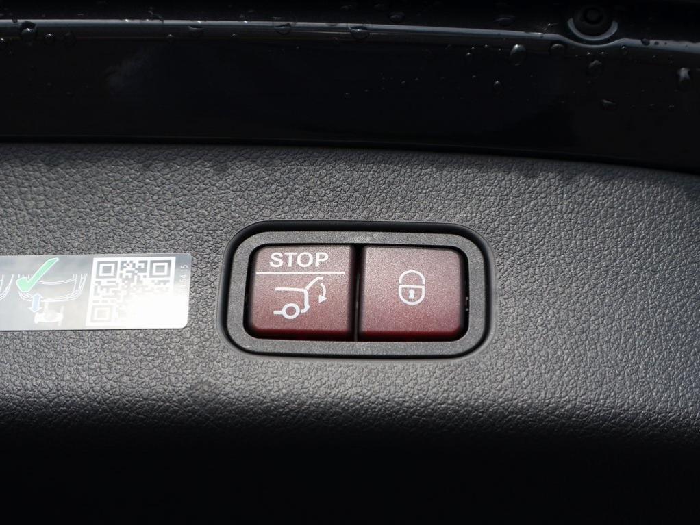 new 2026 Mercedes-Benz GLC 300 car, priced at $61,905