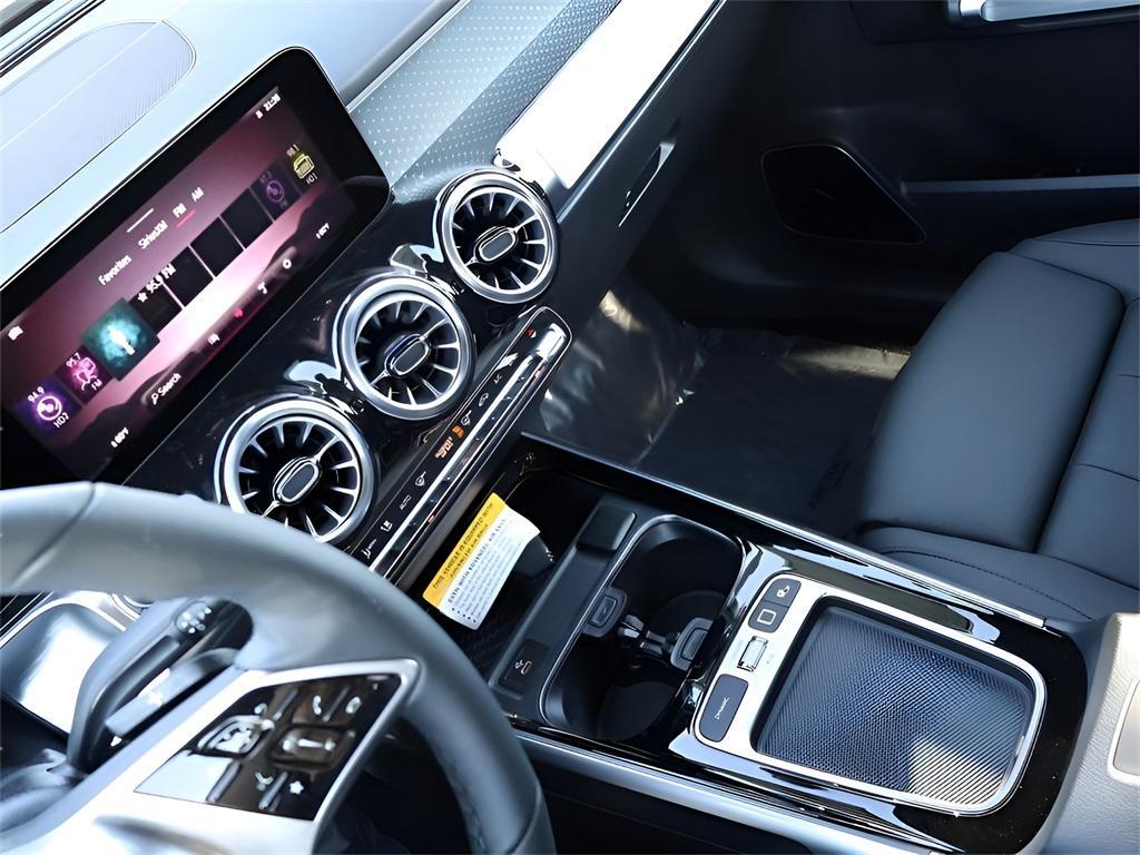 new 2025 Mercedes-Benz GLB 250 car, priced at $54,425