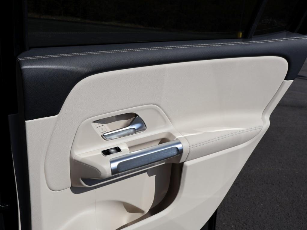 new 2025 Mercedes-Benz GLB 250 car, priced at $52,115