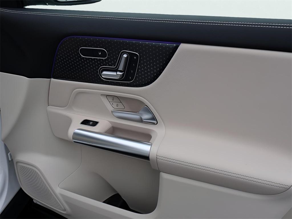 new 2025 Mercedes-Benz GLA 250 car, priced at $47,295