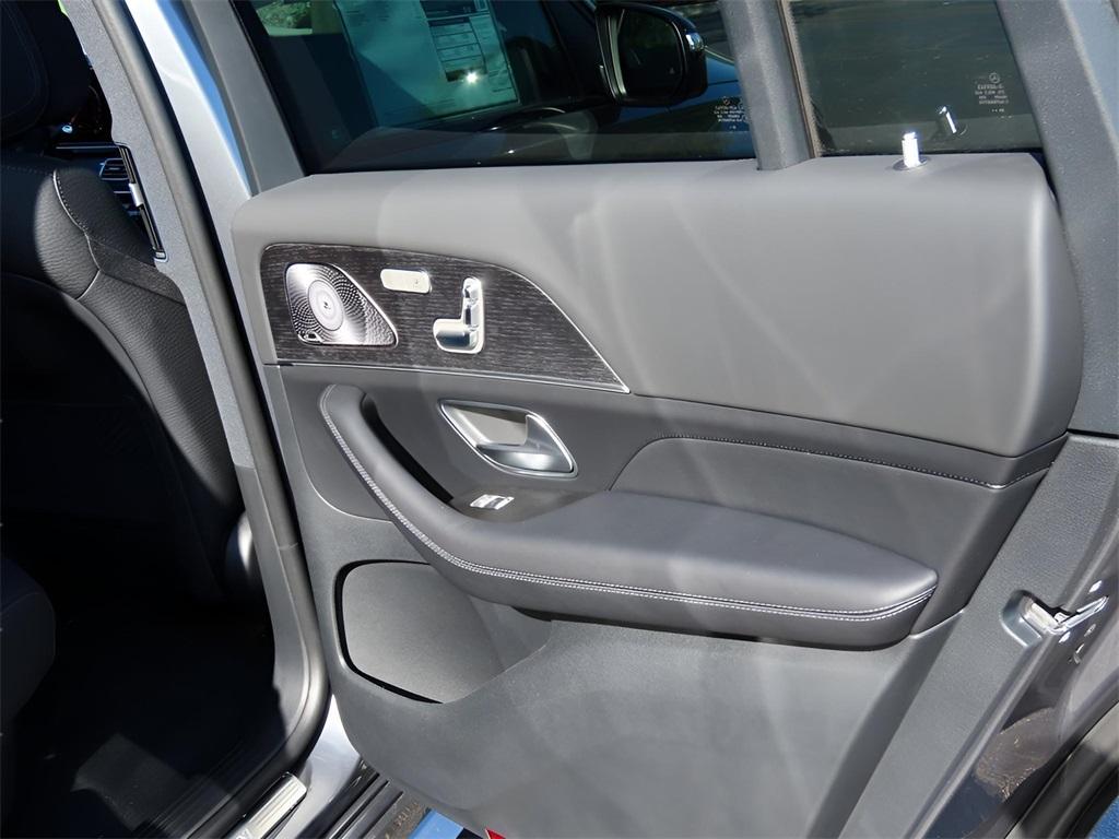 new 2025 Mercedes-Benz GLS 450 car