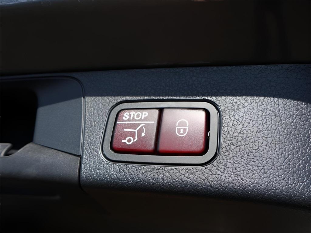 new 2025 Mercedes-Benz GLB 250 car, priced at $54,100
