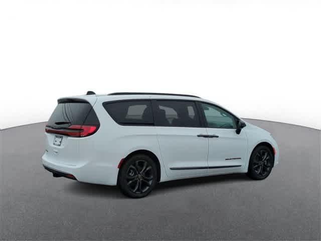 new 2024 Chrysler Pacifica car, priced at $43,312