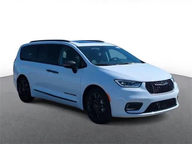 new 2024 Chrysler Pacifica car, priced at $42,062