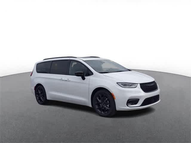 new 2024 Chrysler Pacifica car, priced at $41,932