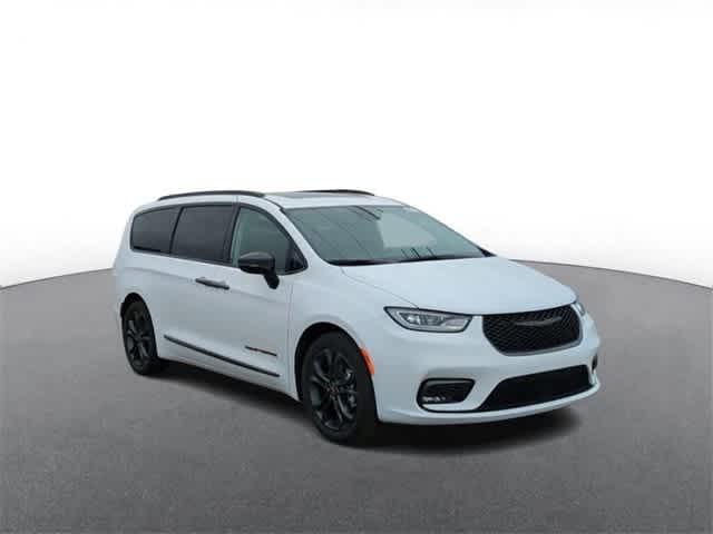 new 2024 Chrysler Pacifica car, priced at $42,062