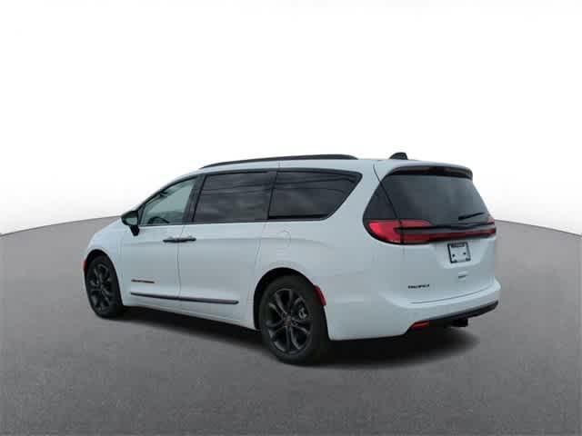 new 2024 Chrysler Pacifica car, priced at $42,062