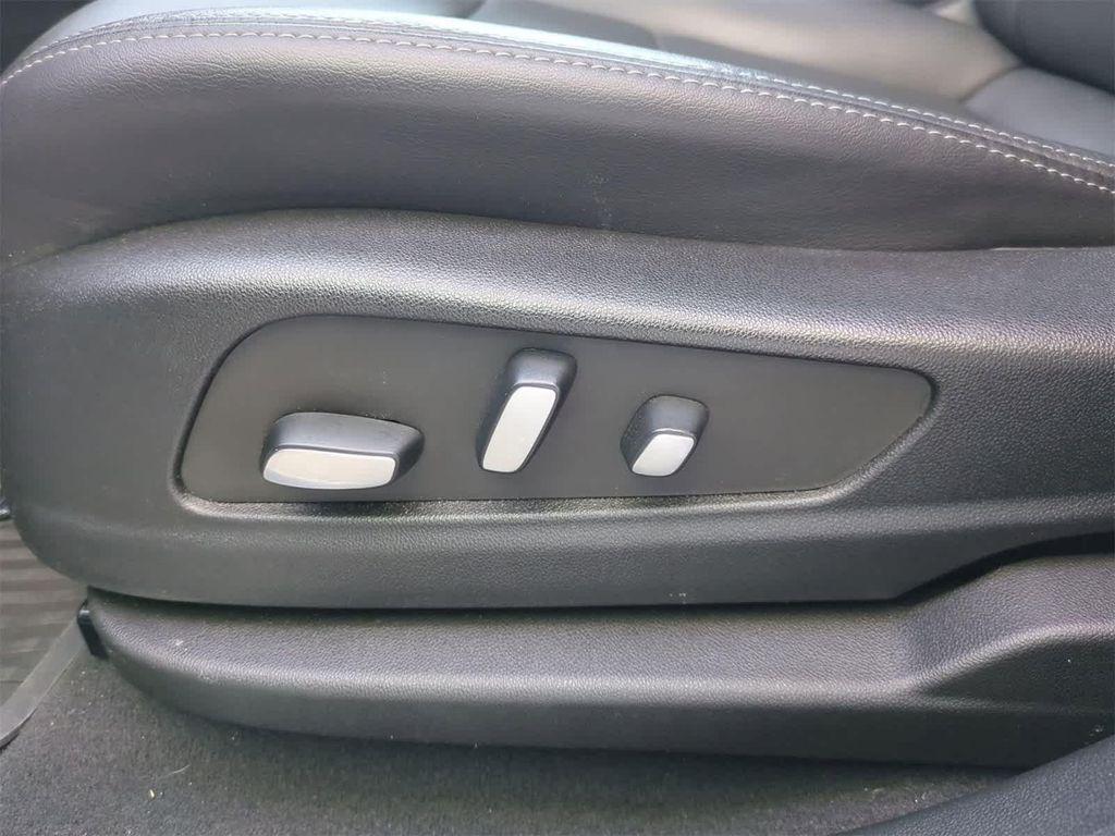 used 2022 Cadillac XT5 car, priced at $30,800