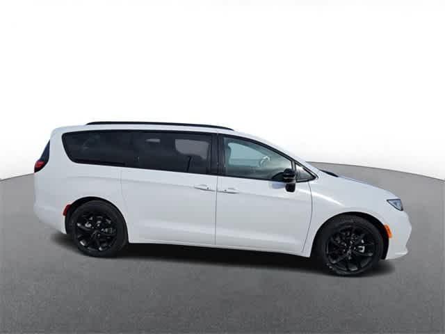 new 2024 Chrysler Pacifica car, priced at $44,106