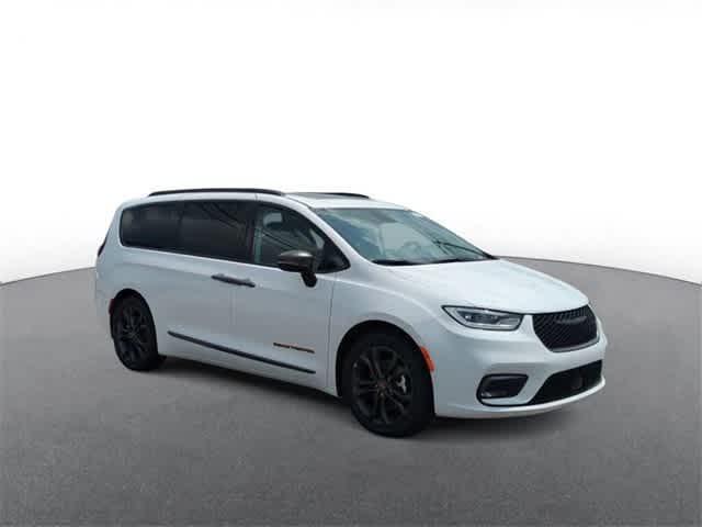 new 2024 Chrysler Pacifica car, priced at $42,062