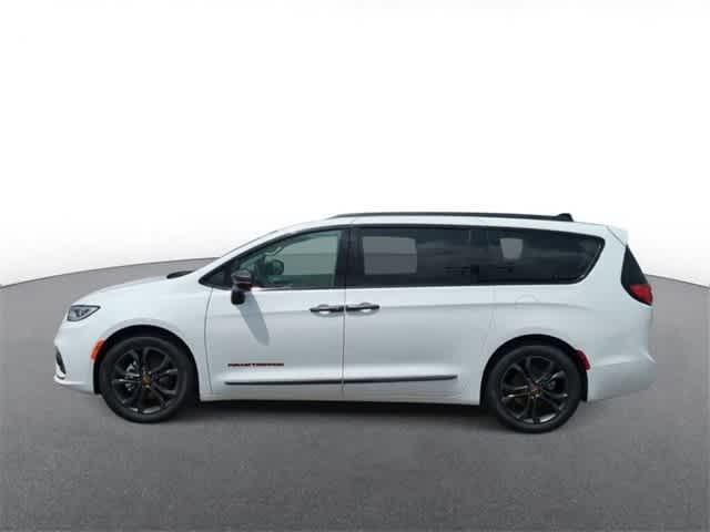 new 2024 Chrysler Pacifica car, priced at $42,062