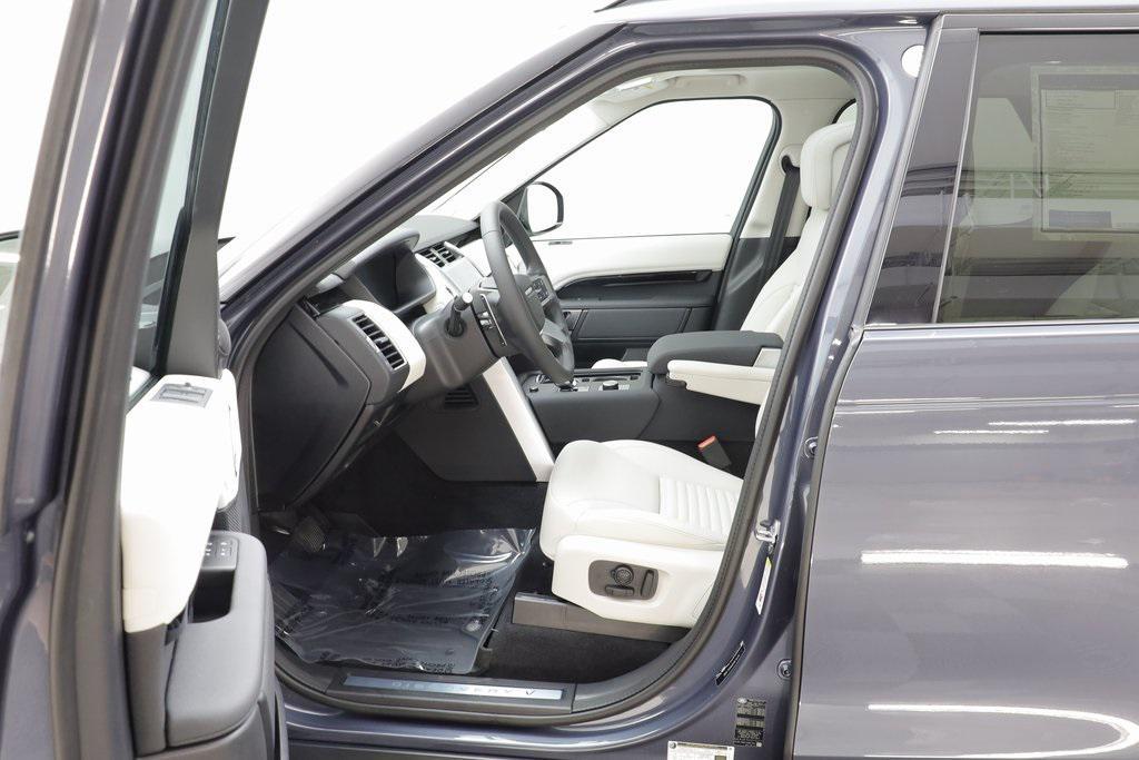 new 2025 Land Rover Discovery car, priced at $69,278