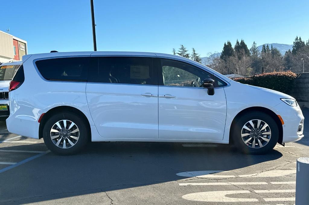 new 2025 Chrysler Pacifica Hybrid car, priced at $54,030