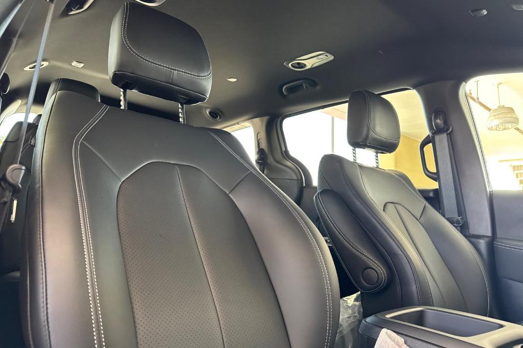 new 2025 Chrysler Pacifica car, priced at $45,725
