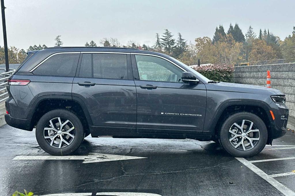 new 2025 Jeep Grand Cherokee car, priced at $49,070