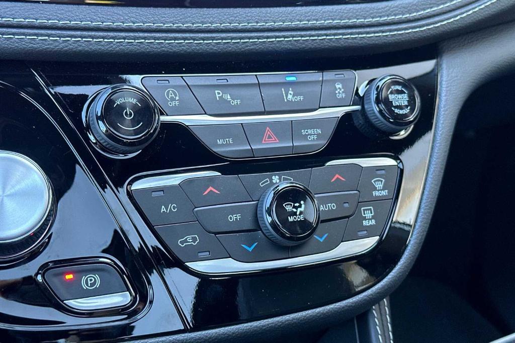 new 2025 Chrysler Pacifica car, priced at $51,265