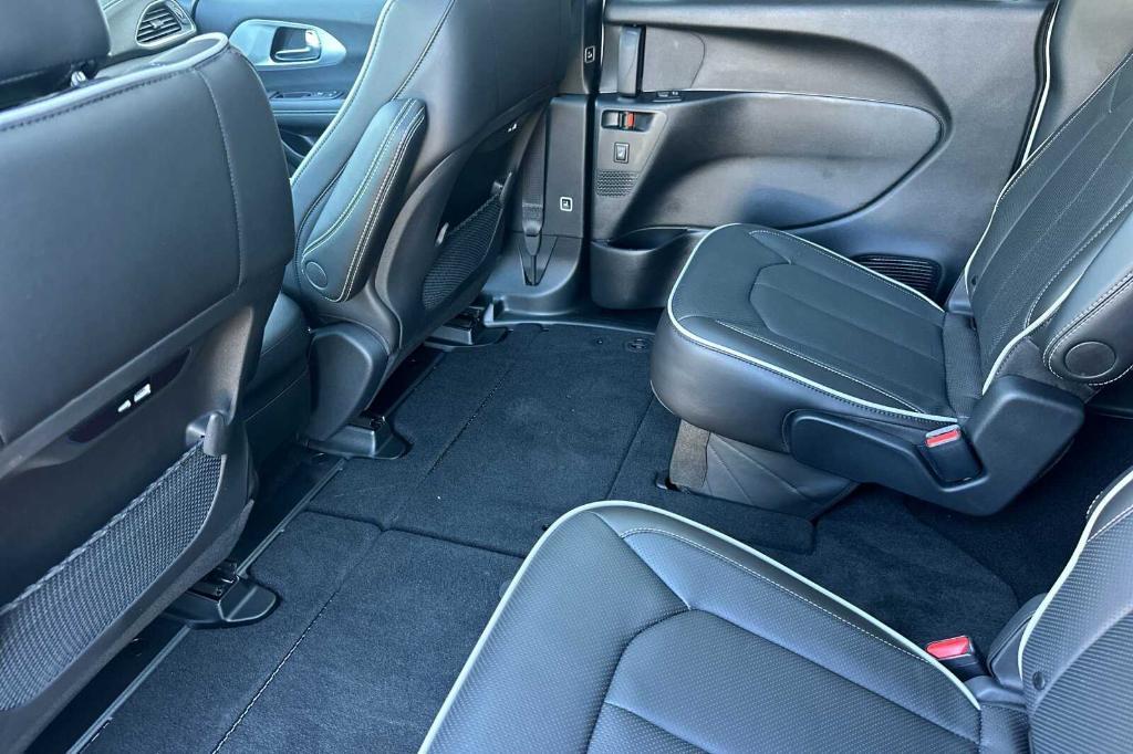 new 2025 Chrysler Pacifica car, priced at $51,265